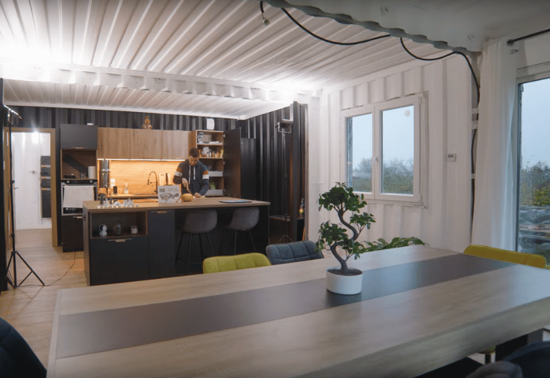 Cuisine aménagé dans une maison container. Source : chaine YouTube de Julien Malara