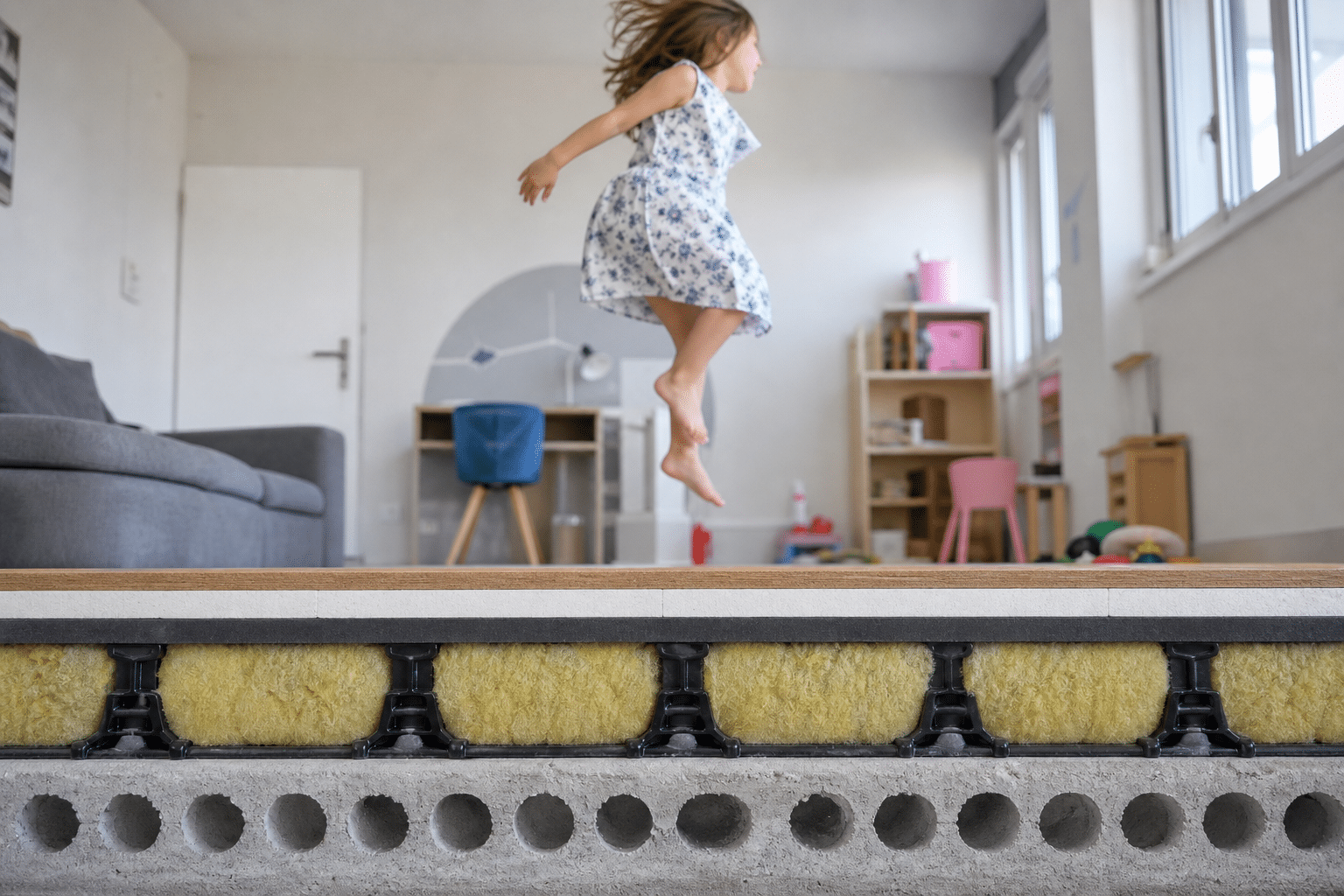 Fille sautant sur matelas en coupe