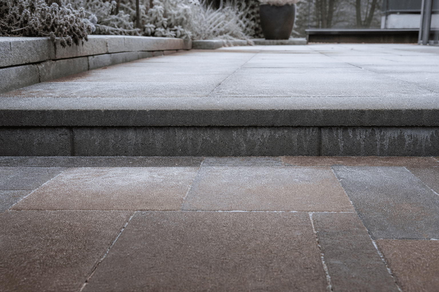 Terrasse pavée et marche recouvertes de givre matinal